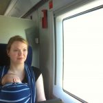 Baby im Tragetuch im Zug