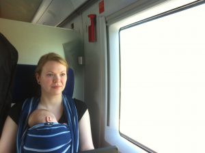 Baby im Tragetuch im Zug