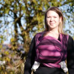 Baby in Tragetuch Wickelkreuztrage