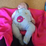 Tragepuppe liegt auf dem Tragetuch