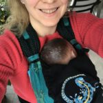 Baby in Lieblingstrage Halbschnallentrage