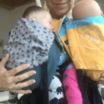 Zwillinge in Halbschnallentrage